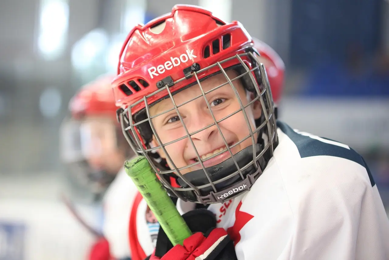 Ung ishockeyspiller smilende