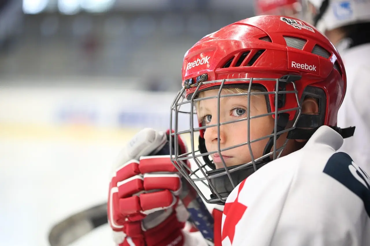 Ung ishockeyspiller på bænken
