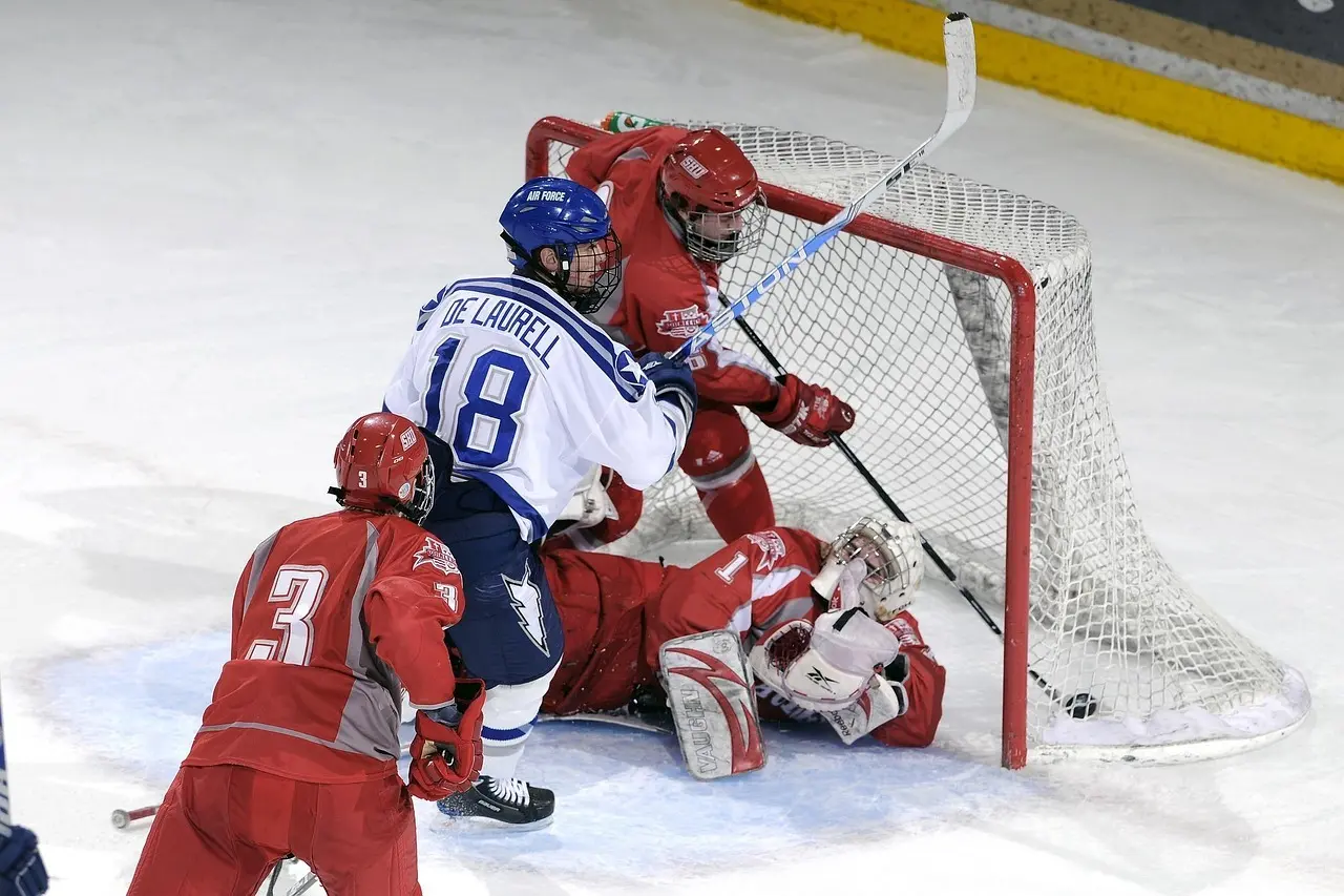 Ishockeyspillere i kamp foran målet