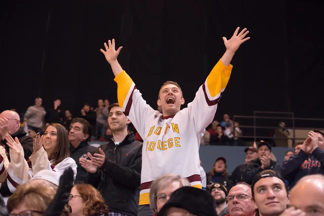 Jublende ishockeyfans på tribunen