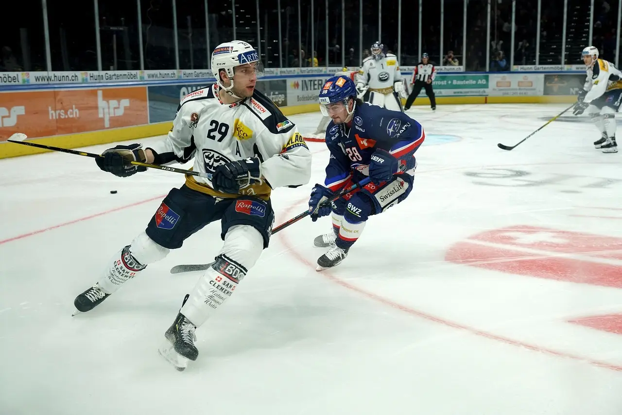 To ishockeyspillere i duel om pucken på isen